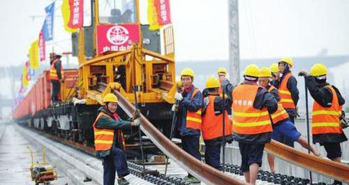 |上半年亏近千亿，上亿人“养不活”高铁？亏损下，为何还要扩建？