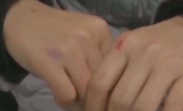 贵州大学@贵州大学女教师冲进派出所，跪着对15岁的儿子哭道：求求你放过我