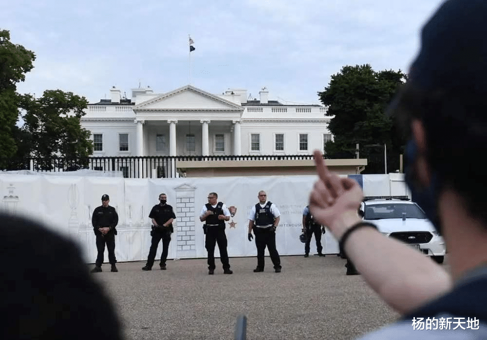 「美国」特朗普连夜逃出美国？白宫“沦陷”，军队“叛变”，奥巴马：干得漂亮！