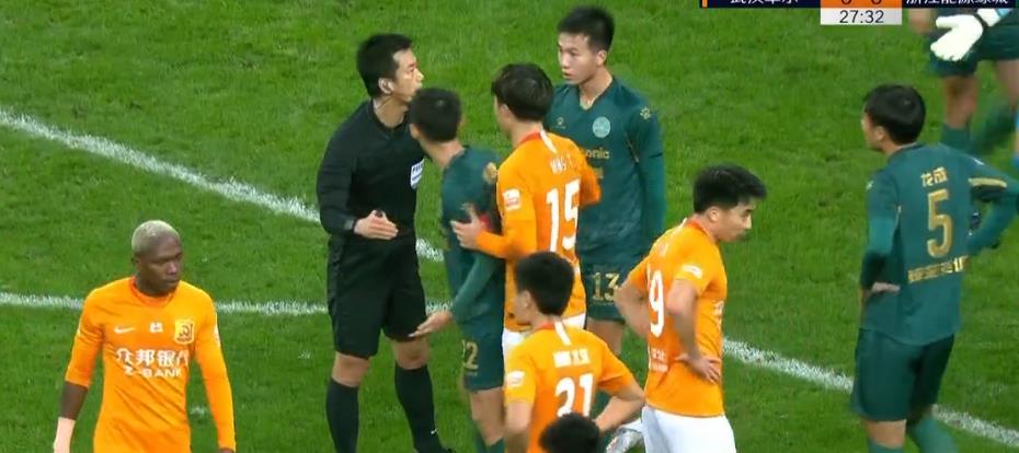 杭州绿城|韩国裁判判点，卓尔队长点射破门1-0，球迷狂欢，绿城队麻烦了