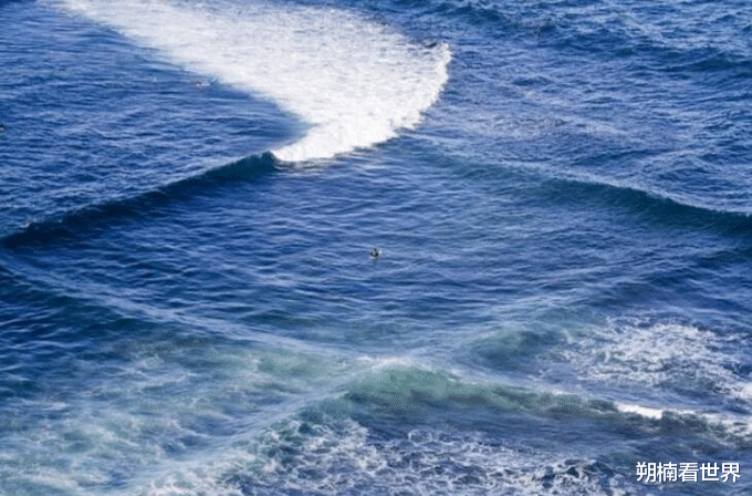 「」为什么在海上发现方形波浪，必须马上离开，现在知道还不晚