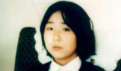 9岁女孩放学后失踪，10年后竟在邻居家找到，获救时父母哭成泪人