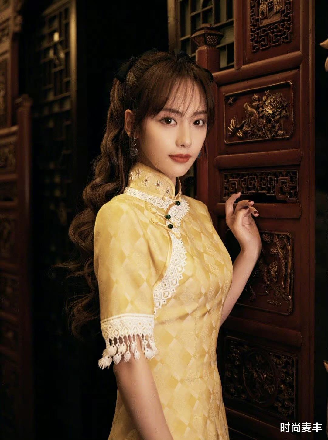 張嘉倪再現顏值巔峰，一襲黃色流蘇旗袍裙，拍出絕美中國風-圖3