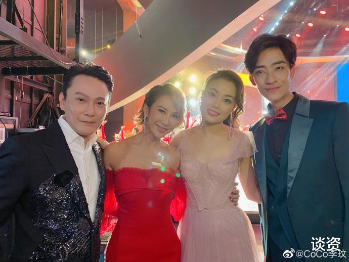 韦小宝|46岁李玟与40岁容祖儿合照，精修图美得惊艳，动态暴露真实年龄