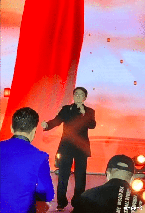 蔡依林|大哥落魄了？成龙现身小商演，舞台环境差现场秩序混乱