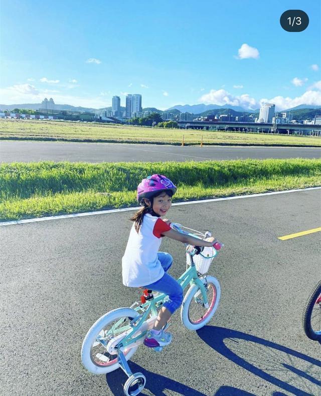 贾静雯|郭台铭嫩妻发布全家福,曝光奢华私人飞机内景,当年刘嘉玲也坐过