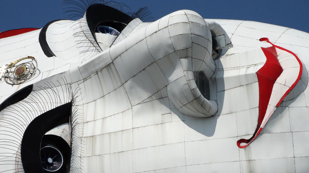 |世界上最大的卧佛，静静躺在浓密山林中，越靠近越感觉吓人