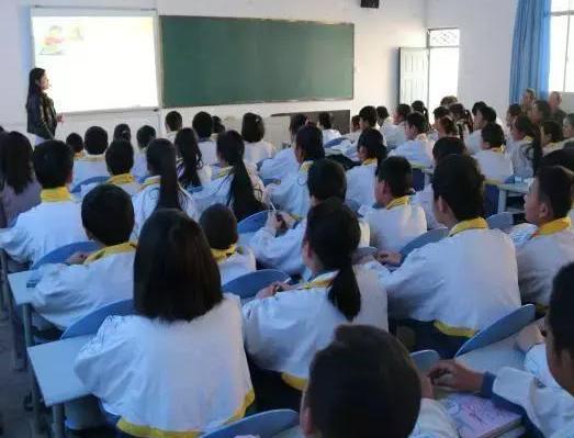 『早恋』为啥初中大多都是\异性同桌\？班主任的用心良苦，家长们知道吗？