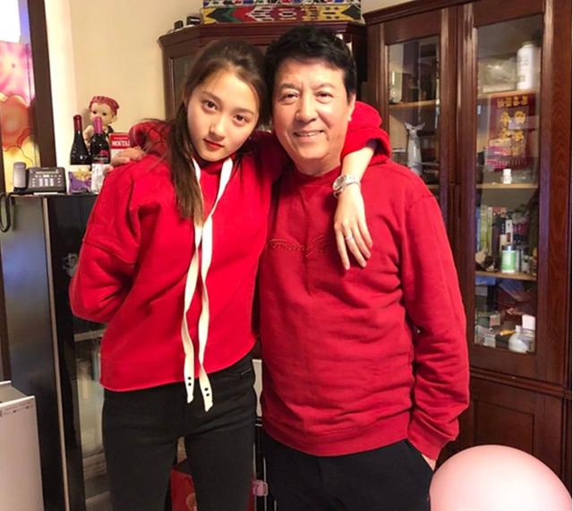 |参观关晓彤住的豪宅，一看就是爸爸负责装修，家里全是用红木装饰