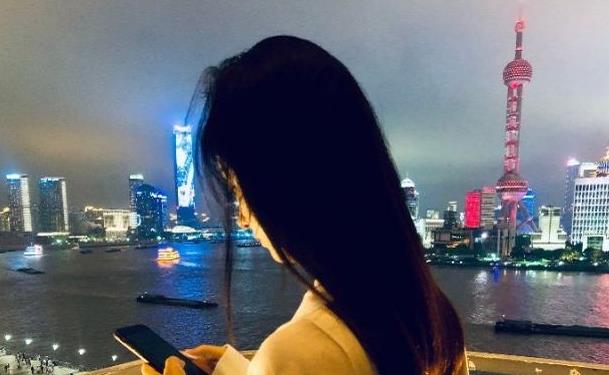 「赵丽颖」赵丽颖晒出穿衣背影图，有谁注意镜子里的人？冯绍峰评论区炸锅了