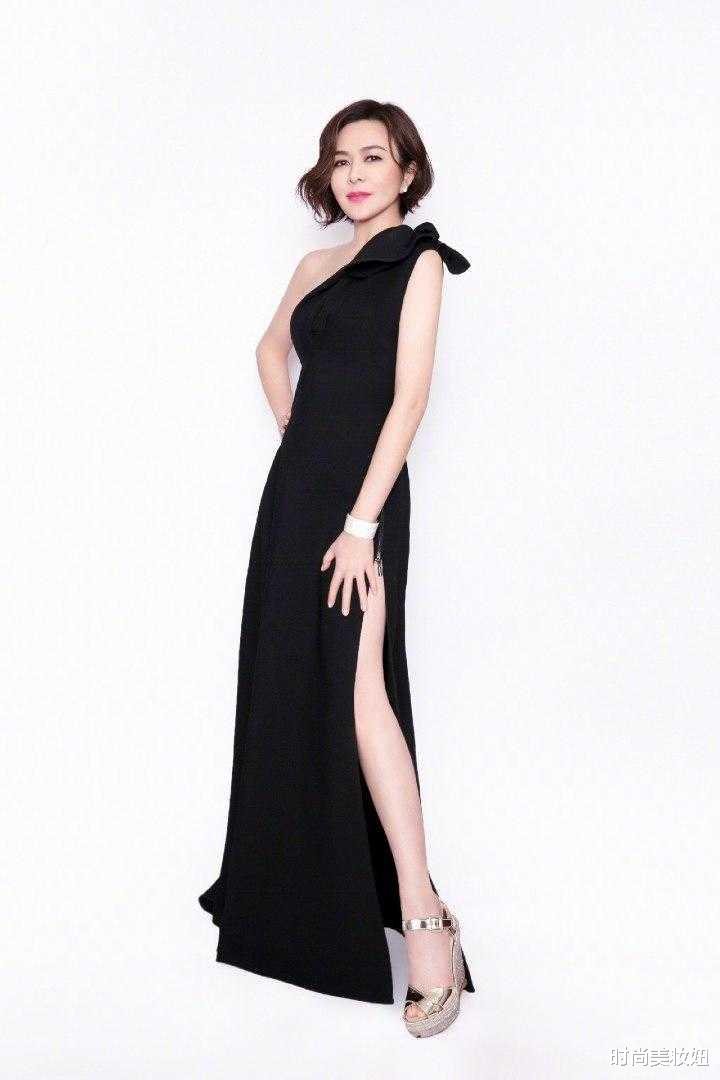 [发型]关之琳换发型太惊艳了，穿红色连体裤气场A爆，狗啃刘海超减龄