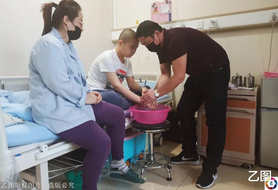 王岚▲男童患病妈妈急出脑梗，儿子：如果两人只能活一个，我希望是妈妈