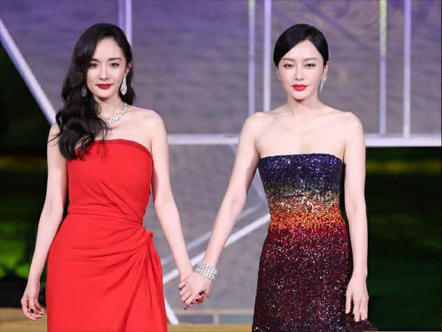 『杨幂』杨幂引以为傲的好衣品却完败秦岚，两人同台比美堪比秀场，选对衣服果然最重要