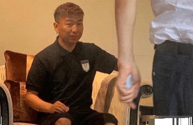 陈羽凡|戒毒中的陈羽凡罕见露面，胖到五官变形难认，放弃唱歌痴迷踢足球