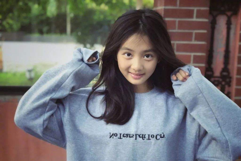 谭松韵|14岁黄多多遇上30岁谭松韵，当两人撞衫后，确定没有“互换”年龄