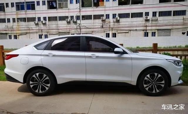 [丰田卡罗拉]国产又一\黑马\诞生，仅6.5万就配1.5T，四轮独悬+电动尾门