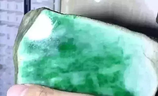 #翡翠#新婚夫妻云游瑞丽，用彩礼8万买下一块翡翠赌料，切开后两人呆了