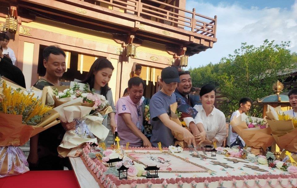 「关晓彤」关晓彤新剧杀青便官宣主演阵容，全都是老熟人，看到男主收视稳了