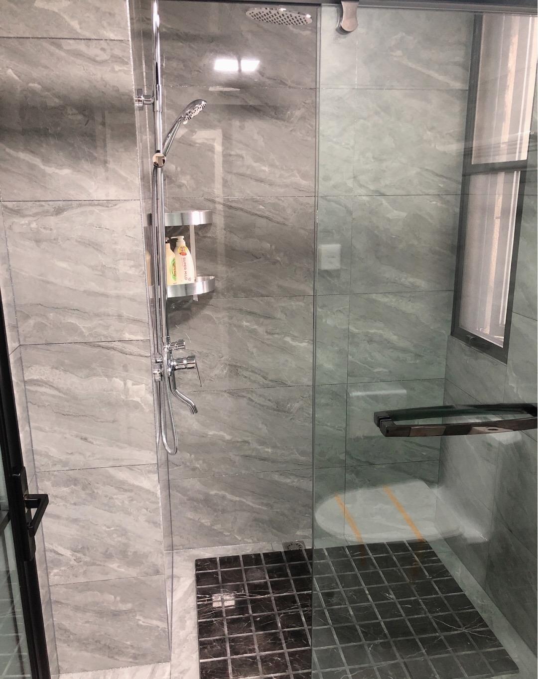 |她家装修不豪华，效果让人很满意，金属线条做电视墙很喜欢！