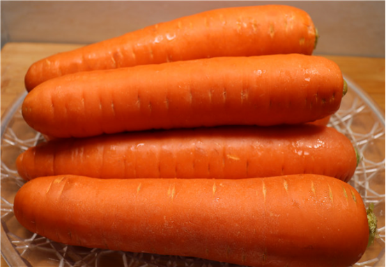 胡萝卜▲买胡萝卜时，看见这2种万万不要买，再便宜也不行，看完转告家人