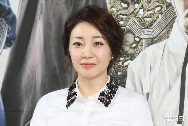 结婚|又一位48岁女星宣布离婚！与第三任老公结婚8年，曾领养两个女儿