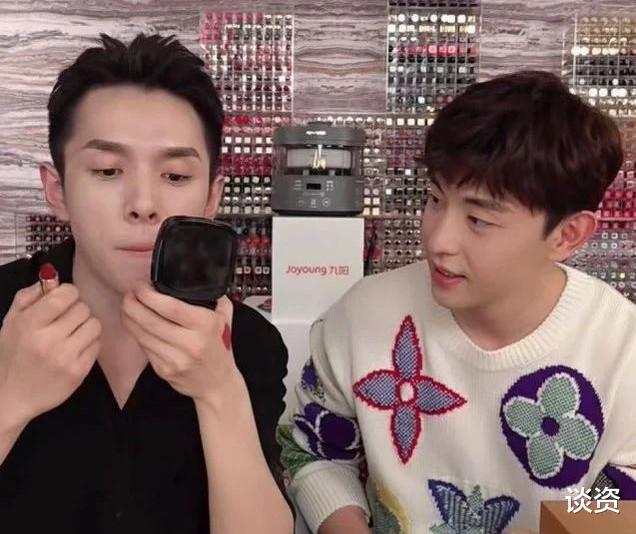 邓伦@邓伦看李佳琦涂口红秒，没见过世面的样子引爆笑，真憨憨直男