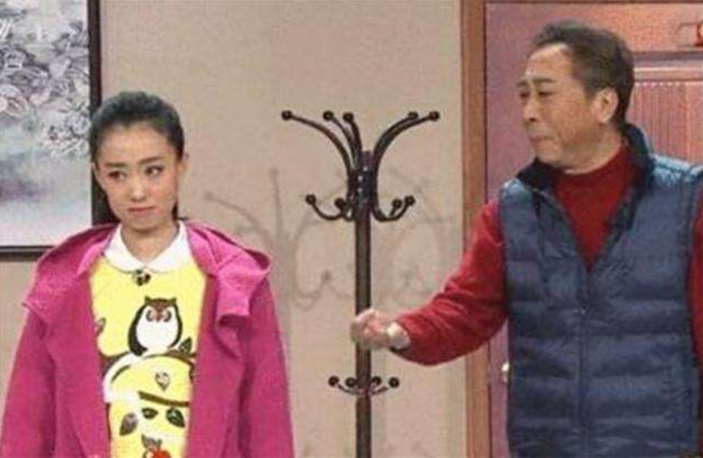 贾玲|因春晚跷二郎腿而出名，还是冯巩的爱女，现如今为贾玲打工