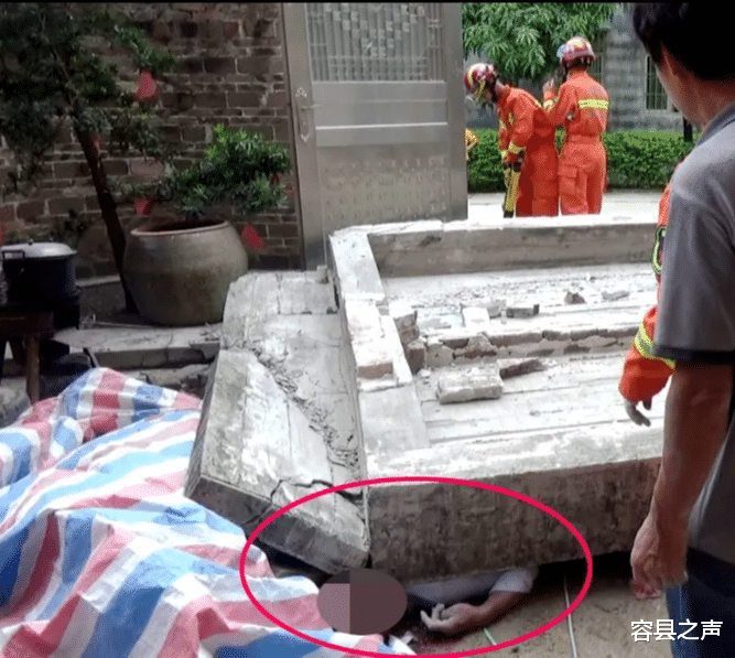 广西|广西一在建民房飘檐突然坍塌，两人高空跌落，一人被埋压不幸身亡