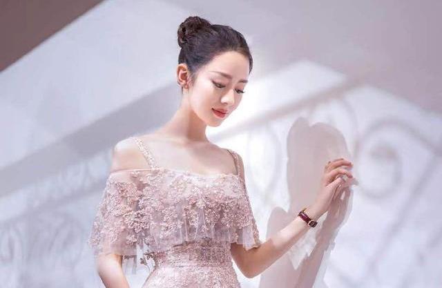 『吉娜·爱丽丝』李佳琦没骗人！吉娜后天牛奶肌肤全都靠它，效果好到王鸥也打call