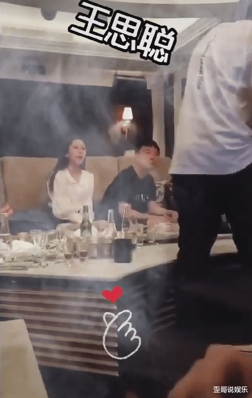 王思聪|王思聪口味变了？KTV化身麦霸还猛吸烟，身边新女伴颜值让人意外