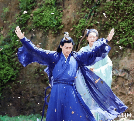 #李易峰#李易峰新剧《镜双城》造型清爽,与女主陈钰琪配合默契