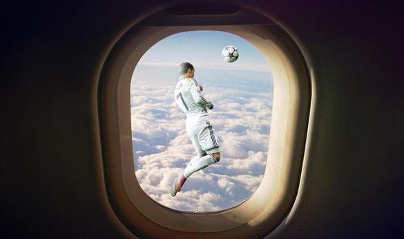 C罗|弹跳惊人！35岁C罗能飞绝不走，无限炸裂循环，从空中降落战场