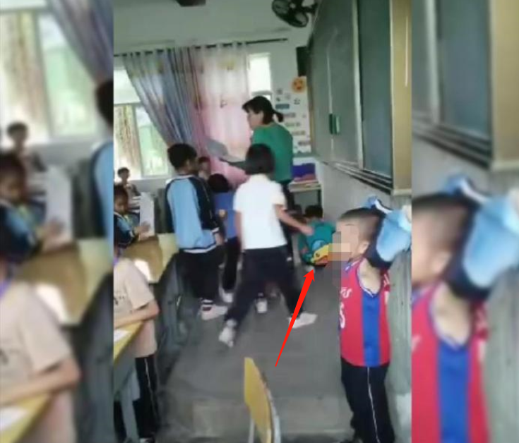 教师|师德何在？女教师把试卷扔在地上，小学生只能弯腰捡起来