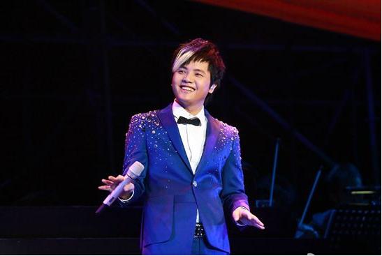 郑源|19岁靠唱歌一天赚一万元，春晚都请不动他，却没人敢说他耍大牌