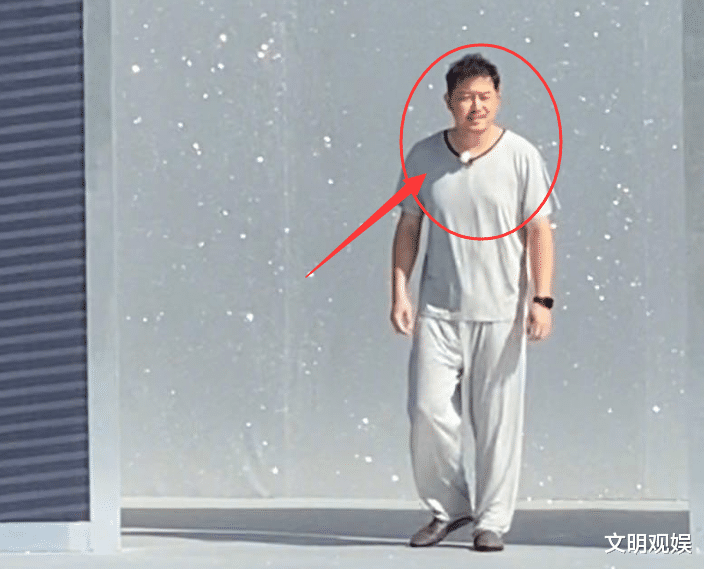 『蔡徐坤』跑男上演睡衣秀,郭麒麟像地主家的傻儿子,蔡徐坤却穿成了高定款