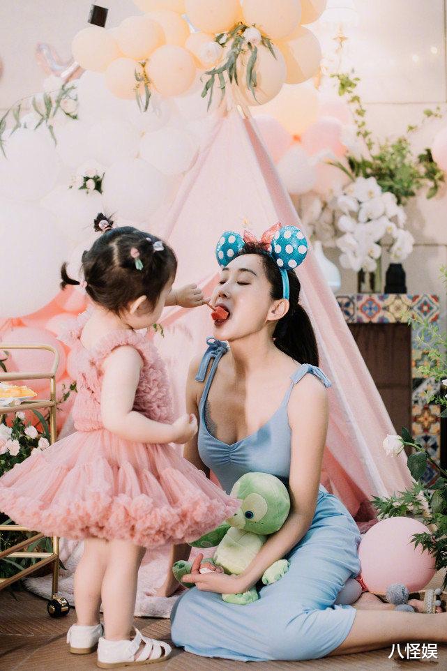 杜若溪|杜若溪变身佩奇为女儿庆生，老公严屹宽片场独自看庆生监控显酸楚
