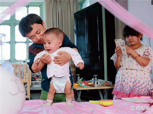 壹点观察 “侏儒夫妻”不顾反对坚持生娃,孩子出生后,夫妻二人都沉默了