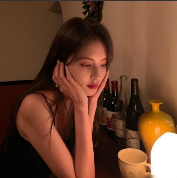 王思聪|王思聪牵手眼镜妹逛街，气质清纯像乖乖女，女方霸气牵手宣示主权