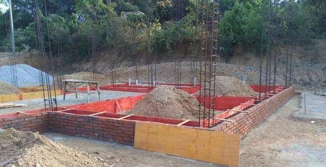 村民25万建农村小别墅, 完工后大摆宴席庆祝搬迁