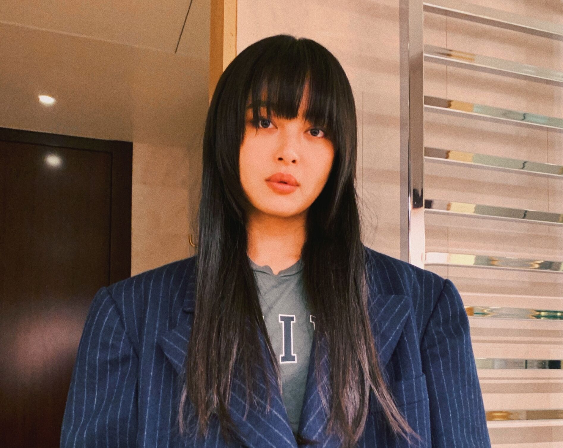 刘海|辛芷蕾：我发型咋啦？没有刘海露额头 网友“吐槽”不愧是妈妈让梳的