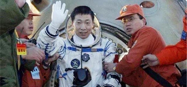 太空|杨利伟曾在太空听到“敲窗”声，多年后谜底揭露，庆幸捡回一条命