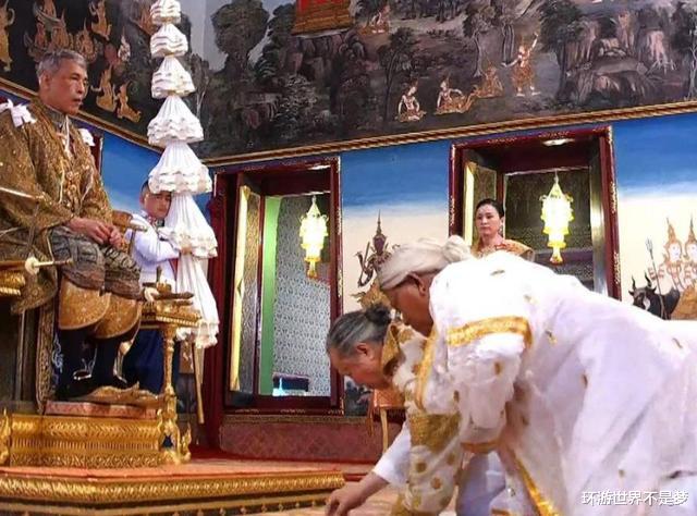 泰國國王出行時，當地居民行“跪俯禮”，看中國遊客如何應對-圖4