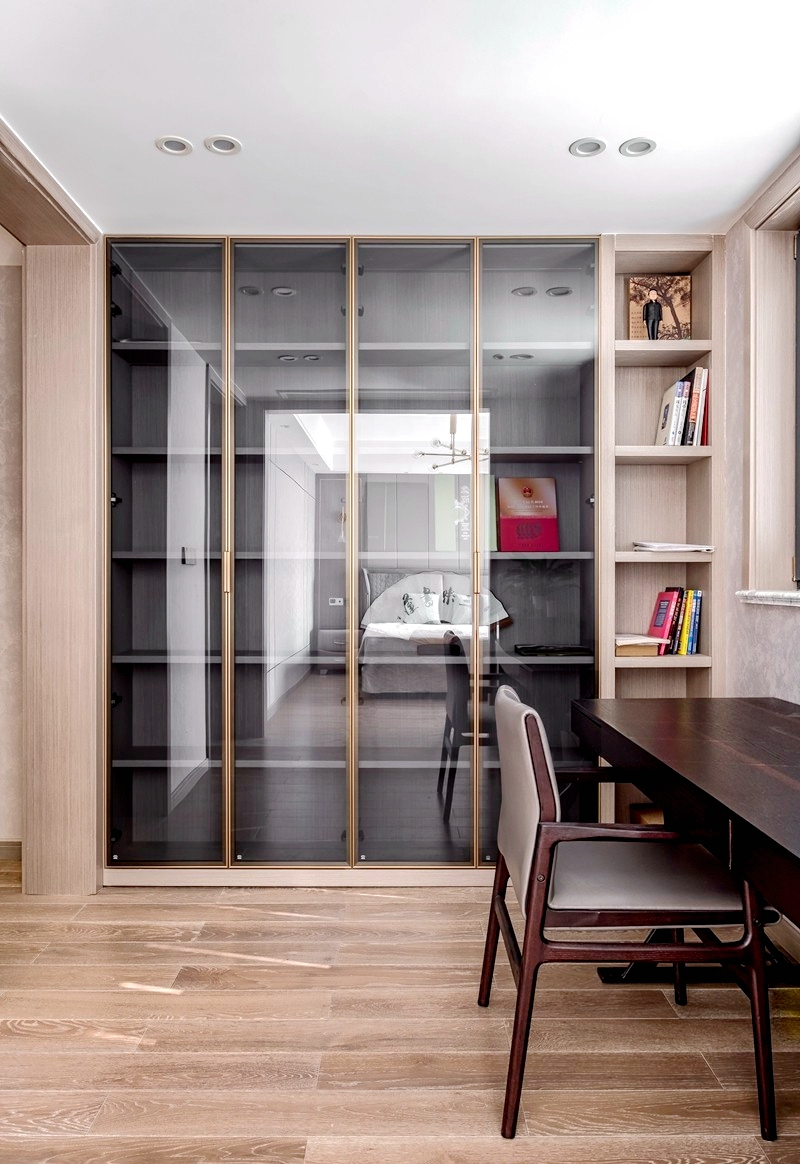 ▲125平三室两厅轻奢风案例，金属门质感与隐形式开槽拉手，超实用