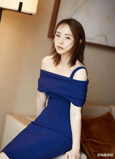 『连衣裙』董璇真不一般，深紫色连衣裙也穿出高级感，但黑丝袜有点辣眼睛