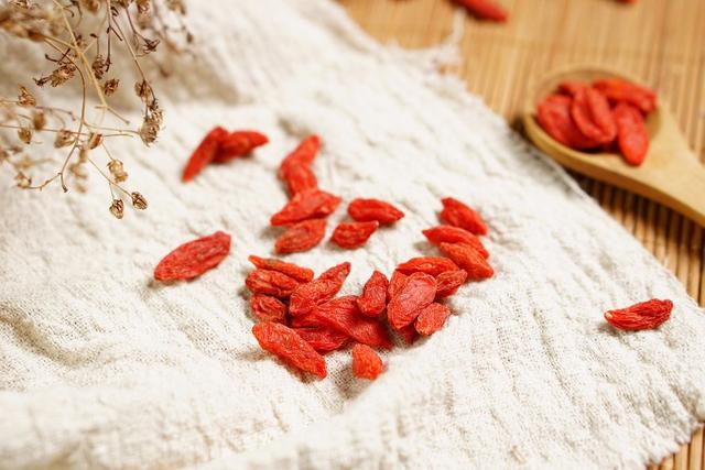 肝脏@护肝、养胃怎样“一举两得”?用这3样东西泡水喝,或许有用