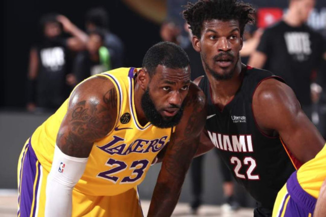 湖人队|疯狂！热火险胜湖人赛后，詹姆斯关键传球遭质疑，1500万悍将被骂惨了