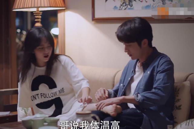 谭松韵|谭松韵穿睡裙，不方便挣扎，张新成不忘帮忙，细节暴露啥叫真绅士