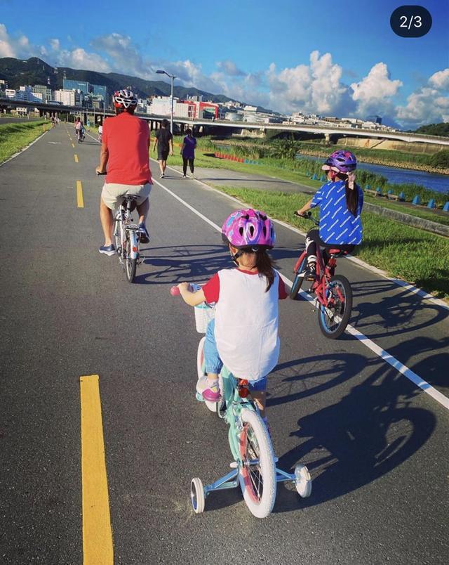 贾静雯|郭台铭嫩妻发布全家福,曝光奢华私人飞机内景,当年刘嘉玲也坐过
