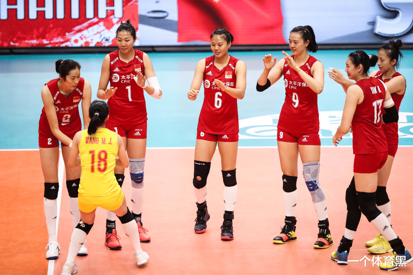 [女排]探营女排十分钟，国手训练一幕引发网友疯狂吐槽：我比她练得好