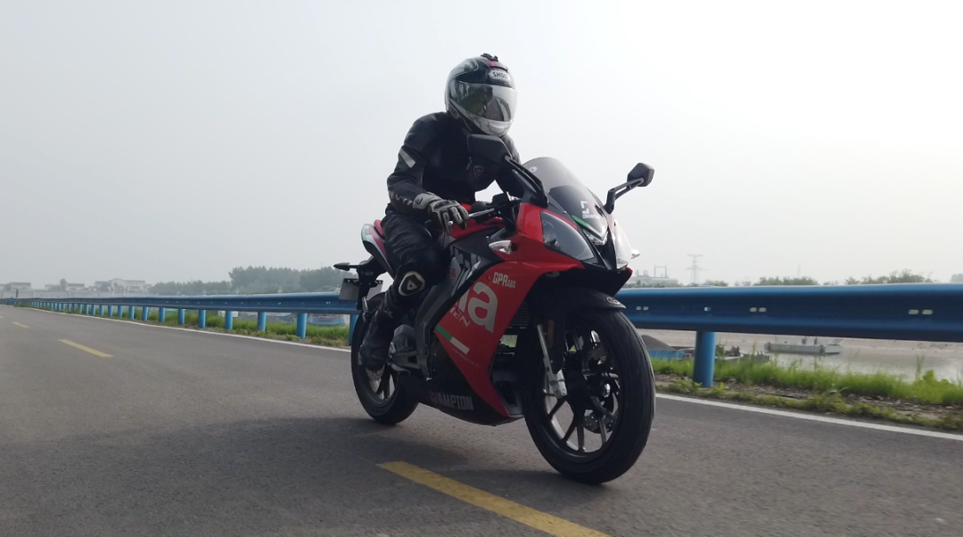 [动力]大虾拧车：首测2020款阿普利亚GPR150 ABS，还是那个味儿